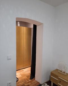 锡根Monteurzimmer/Ferienwohnung/Pension的走廊上设有门和木柜