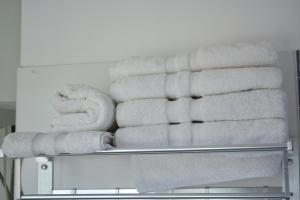 科洛尼亚-德尔萨克拉门托Posada Santa Rita的毛巾架上的一堆毛巾