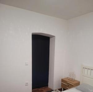 锡根Monteurzimmer/Ferienwohnung/Pension的卧室的墙壁上设有黑色的门