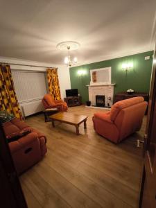 奥马Cosy 3 Bed Retreat in Omagh的客厅设有两张沙发和一个壁炉