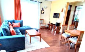 基苏木AVISHAI HOMES的客厅配有蓝色的沙发和桌子