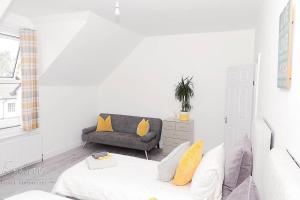布罗姆利Inviting 3-Bed Apartment in Bromley的客厅配有沙发和椅子