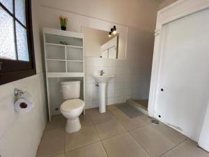 帕普多Hostal La Casona的一间带卫生间和水槽的浴室
