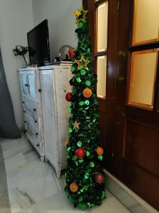 卡斯蒂列哈德拉库埃斯塔Casa Flamenca的隔壁房间里一棵圣诞树