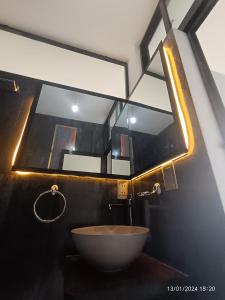 科恰班巴Casa Qura Qura的一间带碗水槽和镜子的浴室