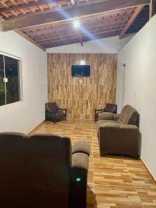 马拉戈日casa temporada maragogi的客厅配有2张沙发和1台平面电视