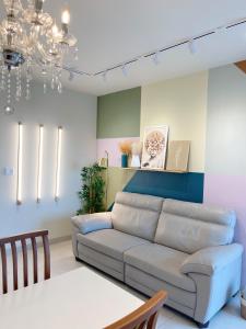 帕尔马斯PALMAS EXPERIENCE - Apartamento Girassol的客厅配有沙发和桌子
