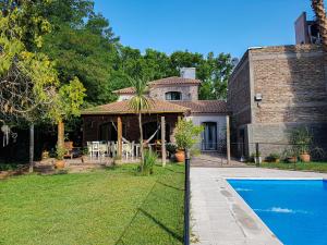 卢汉德库约Quinta family house的庭院中带游泳池的房子