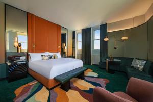 纽约纽约联合广场W 酒店的一间卧室设有一张床和一间客厅。