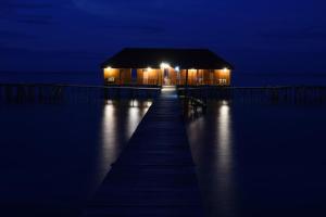 Kaloa奥拉日出景观度假酒店的码头上灯火通明的房子