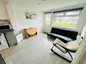 Brading2 Bedroom Chalet SB84, Sandown Bay, Dog Friendly的客厅配有沙发和桌子