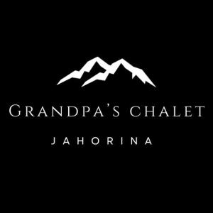 亚霍里纳Grandpa's Chalet Jahorina的黑色背景上的白色山徽