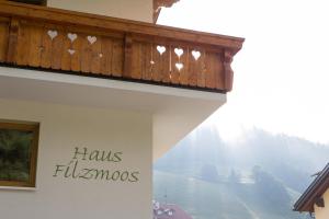 费尔兹姆斯Haus Filzmoos的建筑物一侧有心的窗户