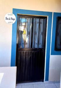 卡波圣卢卡斯Loft Flor de Pitaya的前面有标志的黑色门