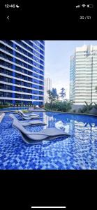 马尼拉Air Residences in the Heart of Makati City - Great for Tourists, Staycations or Working Professionals的城市水塘里的船只