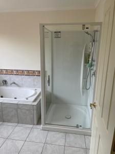 帕拉帕拉乌穆Spacious Home的带淋浴、浴缸和盥洗盆的浴室