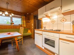 东蒂罗尔地区马特赖Resinger的厨房以及带桌子和炉灶的用餐室