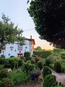 布拉加Quinta da Maínha - Charming Houses的前面有花园的房子