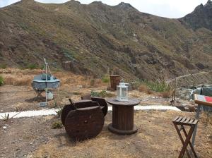圣克鲁斯-德特内里费Tepe playa Picasso的享有山景,配有桌子和炉灶