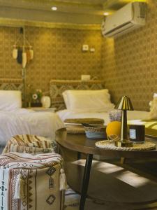 欧拉Four caravan的一间卧室配有两张床和一张带台灯的桌子