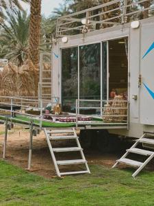 欧拉Four caravan的前面有梯子的食品车