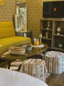 欧拉Four caravan的客厅配有黄色沙发和茶几