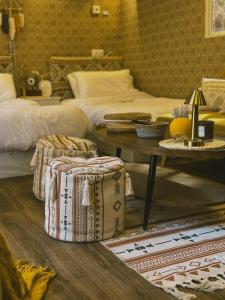 欧拉Four caravan的一间卧室配有两张床、一张桌子和一张床