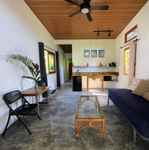博卡斯德尔托罗Casa Salvaje Vacation Rentals的客厅配有沙发和桌子