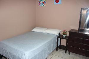 圣何塞多拉多酒店的一间小卧室,配有一张床和一个梳妆台