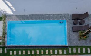 乌纳瓦图纳Villa Windfall Unawatuna的游泳池的顶部景色