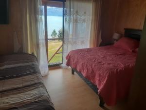 瓜达尔港La Lomita Guadal的一间卧室设有一张床和一个大窗户