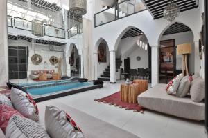 马拉喀什Riad Modern Bed & Breakfast的中间设有游泳池的客厅