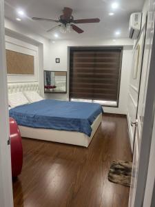 下龙湾Three-bedroom house with sea view的一间卧室配有一张床和吊扇