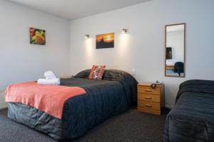 霍基蒂卡菲茨伯特汽车旅馆的一间卧室配有两张床和镜子