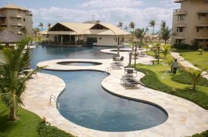 阿奎拉兹Beach Place Resort - Térreo的棕榈树和建筑度假村的游泳池