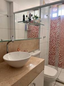 阿奎拉兹Beach Place Resort - Térreo的一间带水槽和卫生间的浴室