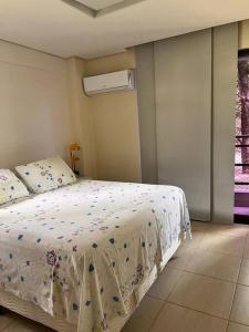 阿奎拉兹Beach Place Resort - Térreo的卧室配有带白色棉被的床