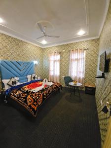 斯利那加Hotel Nouvella Residency的一间卧室配有老虎主题的床和一张桌子