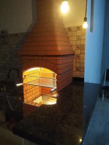 苏马雷Shekinah的一个带柜台的房间的砖炉