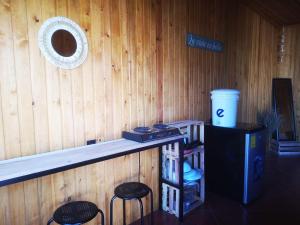圣佩德罗拉拉古纳Linda vista的木墙酒吧,带两个凳子