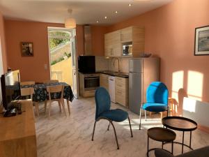 索宗Appartement Sauzon, 2 pièces, 4 personnes - FR-1-418-235的一间厨房,内设蓝色的椅子和桌子