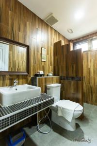 范县Huen San Fang hotel โรงแรมเฮือนแสนฝาง的浴室配有白色卫生间和盥洗盆。