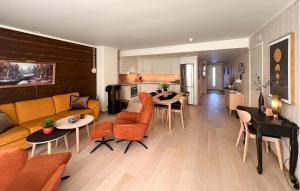 斯朱森Amazing Apartment In Sjusjen With Kitchen的客厅配有沙发和桌子