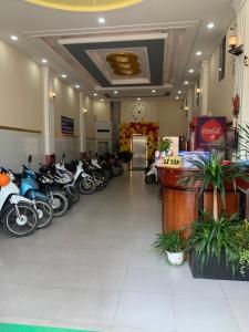 Ấp Ðông An (1)NHÀ NGHỈ THANH XUÂN- Có cho thuê xe máy và xuất hóa đơn的一排摩托车停在一座建筑物里