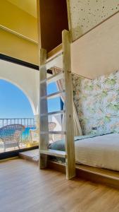 南湾觅夏旅店的海景卧室配有双层床