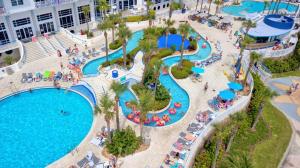 代托纳海滩Luxury 20th Floor 2 BR Condo Direct Oceanfront Wyndham Ocean Walk Resort Daytona Beach | 2027的享有度假村游泳池的顶部景致