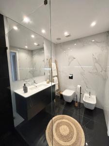 莱里亚Moodhu Villa - Cozy Apart w/ Amazing Terrace的一间带水槽、卫生间和镜子的浴室