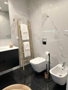 莱里亚Moodhu Villa - Cozy Apart w/ Amazing Terrace的白色的浴室设有水槽和卫生间。