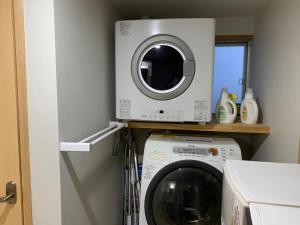 出云市MIU HOUSE - Vacation STAY 30561v的洗衣房配有洗衣机和微波炉