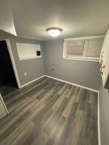 新不伦瑞克Cozy and affordable suite (near Rutgers, smartTV)的一间空房间,铺有硬木地板,设有窗户